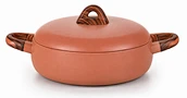 Die flache Terrakotta-Auflaufform